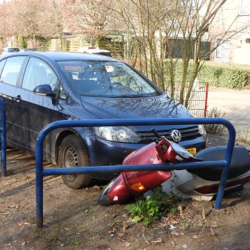 Scooterbestuurder klemgereden in Boekel