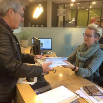 300 handtekeningen uit Handel