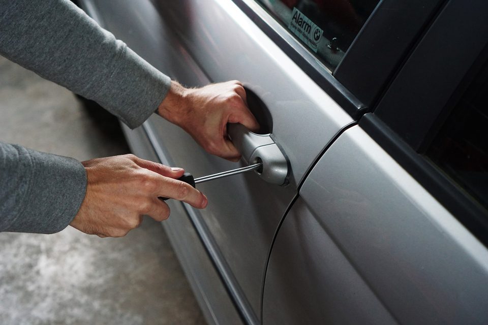 Aanhouding i.v.m. auto-inbraken