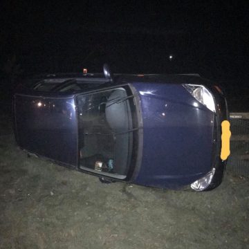 Automobilist belandt op zijn kant