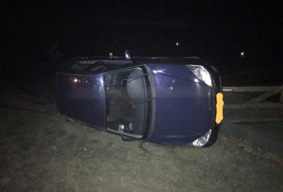 Automobilist belandt op zijn kant