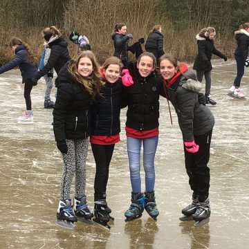 Groepen 8 van KC Octopus genieten van de laatste schaatsdag!