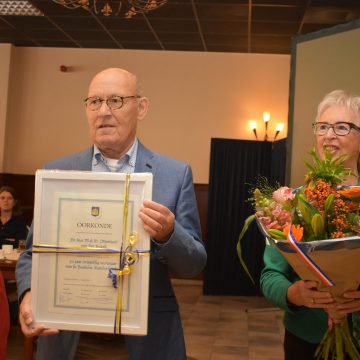 Oorkonde voor Martien vd Brand, bloemen voor hoffotograaf Mart Witlox