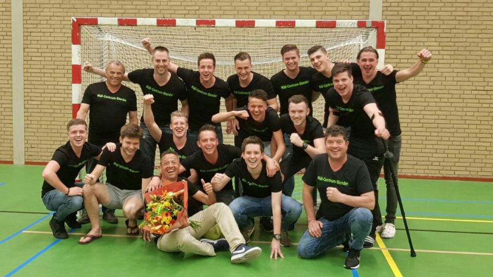 Zaalvoetbalteam Midi Centrum Stender kampioen