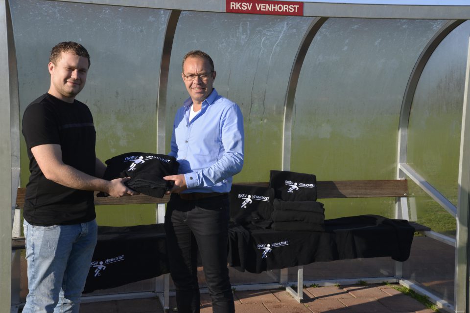 Club van 50 Venhorst schenkt beschermdekens