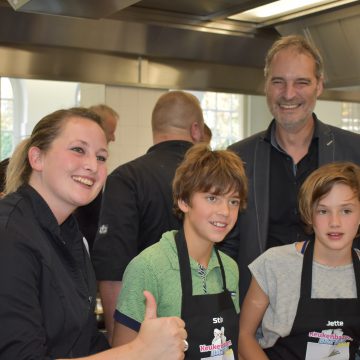 Jette en Stijn houden eer hoog voor Boekel op Keukenbazenbattle