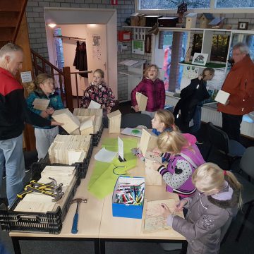 Kerststukjes maken bij Jeugdnatuurwacht