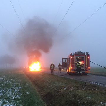 Personenauto brandt uit op ‘t Goor