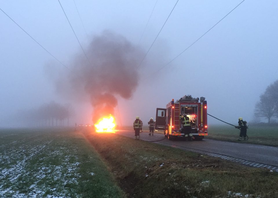 Personenauto brandt uit op ‘t Goor