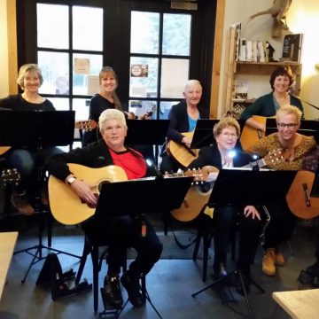 Gitarando treedt op bij van Rijbroek mode & sport
