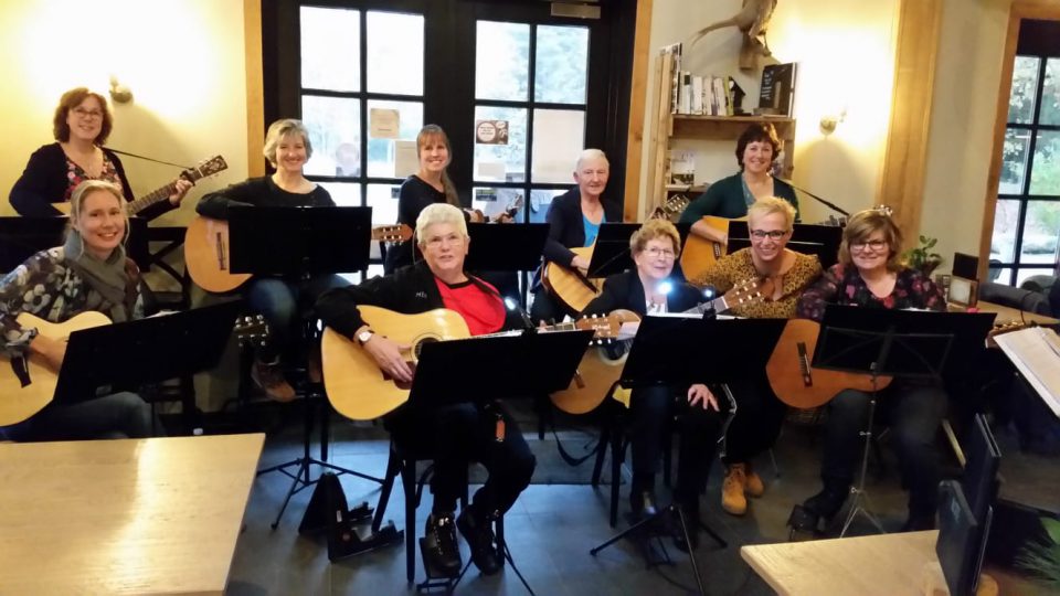 Gitarando treedt op bij van Rijbroek mode & sport