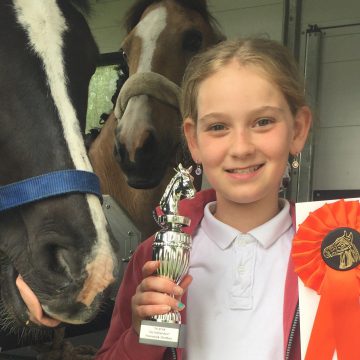 Indy van den Broek verrast jarige moeder in Heeswijk Dinther