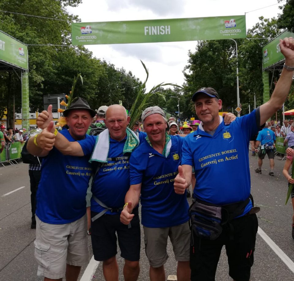 Lopers van de Nijmeegse vierdaagse bedanken gemeente Boekel