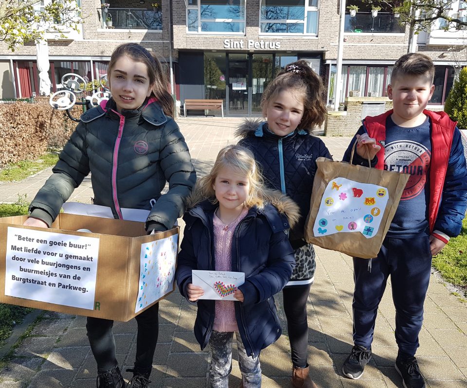 Buurtkinderen tekenen/knutselen voor Sint Petrus Brabantzorg