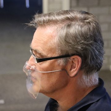 Ad en Robin van Haandel maken voor eigen personeel mondkapjes