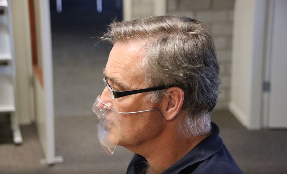 Ad en Robin van Haandel maken voor eigen personeel mondkapjes