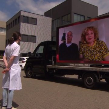 Boekels echtpaar, hersteld van corona, bedankt dokter in All You Need Is Love