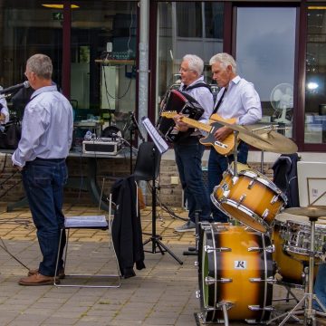Orkest ’t Spult treedt op in buitentuin Zorgcentrum Sint Petrus