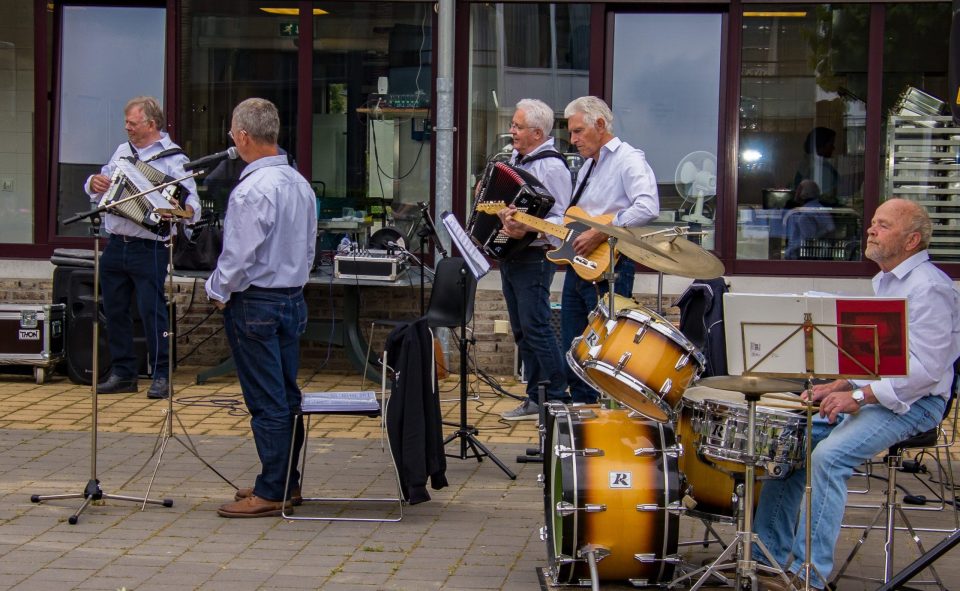 Orkest ’t Spult treedt op in buitentuin Zorgcentrum Sint Petrus