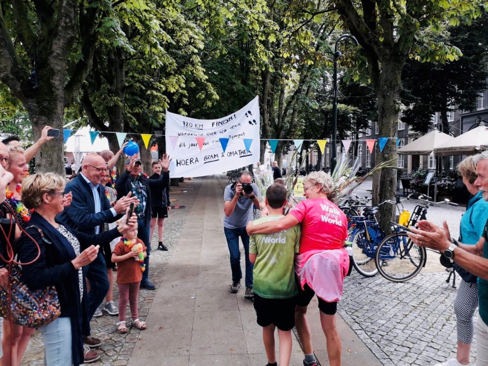 ‘Eigen’ wandelvierdaagse succes voor Boekelse Bram (11) en oma Thea