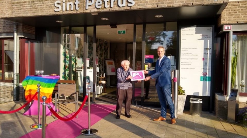 Uitreiking certificaat Roze Loper in Sint Petrus