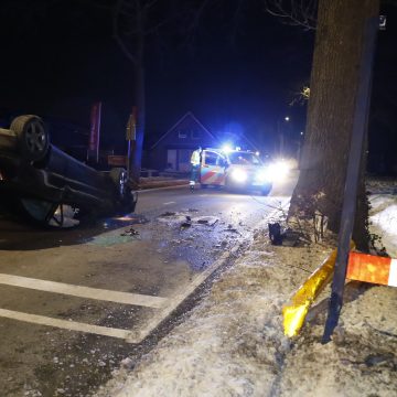 Auto knalt tegen bord en eindigt op de kop aan de Gemertseweg