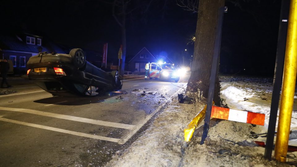 Auto knalt tegen bord en eindigt op de kop aan de Gemertseweg