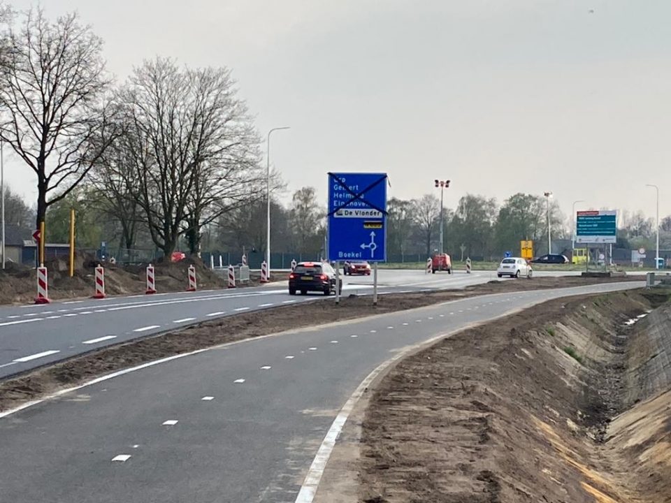 Nieuwe rotonde Randweg Boekel geopend