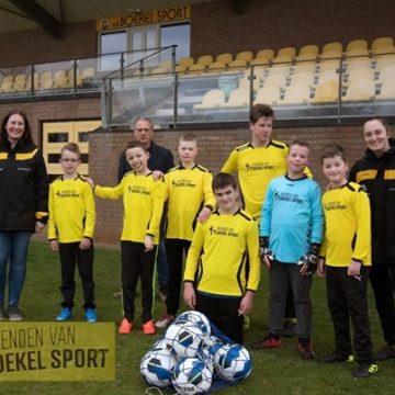 Passend Voetbal in clubkleuren geel-zwart dankzij “Vrienden van Boekel Sport”