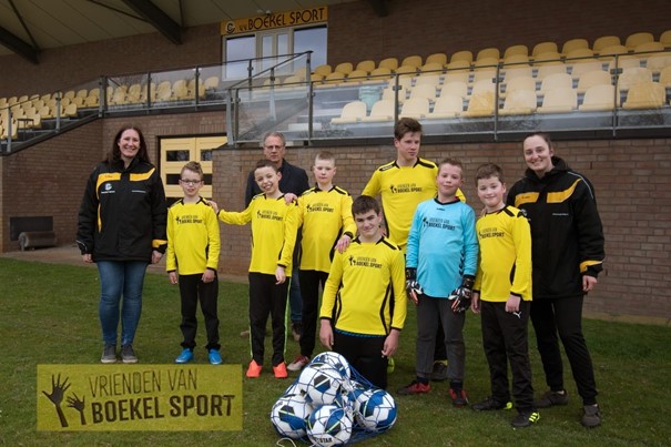 Passend Voetbal in clubkleuren geel-zwart dankzij “Vrienden van Boekel Sport”
