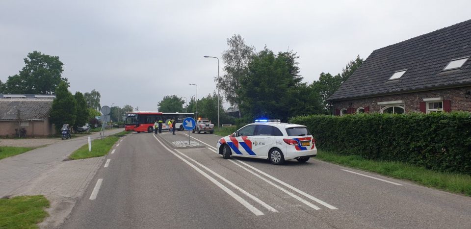 Lijnbus laat oliespoor na
