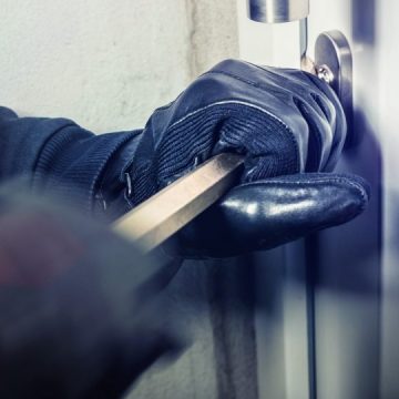 Drie mannen maken zitmaaier buit aan de Neerbroek