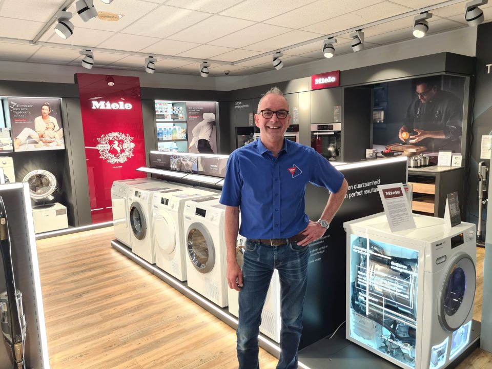 Joan Sommers 40 jaar in dienst bij Electro World Wim vd Broek