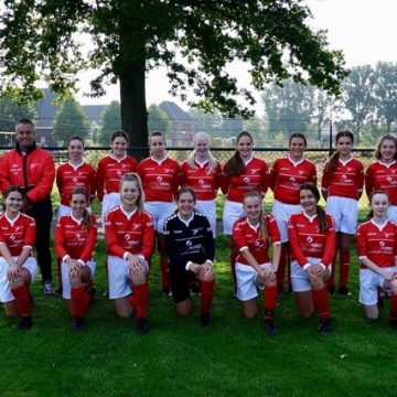 Meisjes Venhorst danken sponsor met overwinning