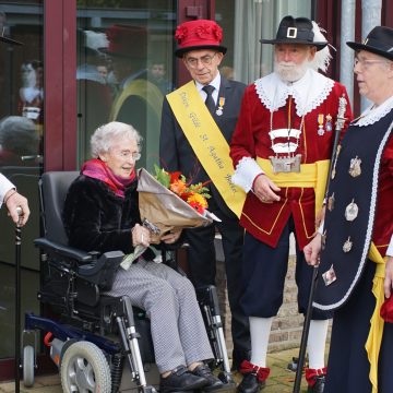 Vendelgroet 100-jarige mevrouw Bergmans