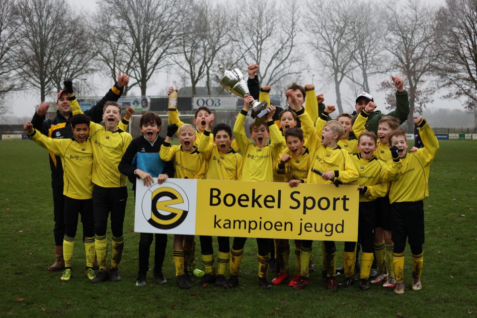 Spelers van links naar rechts: 
Imro Janssen, Jop Abelen, Tom van Bavinckhoven, Niels van Stiphout, Peer van Sleeuwen, Farbod, Kamyab Rad, Siebe van der Aa, Teus van Sleeuwen, Daan Nooijen, Stan van Stiphout, Timo Kersten, Jip Jacobs, Raph Verbrugge, Stan Wassenberg. 
Leiding (achtergrond) van links naar rechts: 
Ruud Nooijen, Jort de Bie, Vincent van Sleeuwen. 
