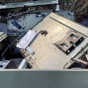 Getuigen gezocht: drukrioolkast met flinke schade