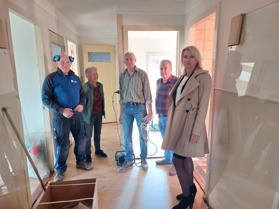 Vrijwilligers knappen parochiehuis Venhorst op voor vluchtelingen