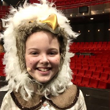 Boekelse Puk (11) op planken musical Alice in Wonderland