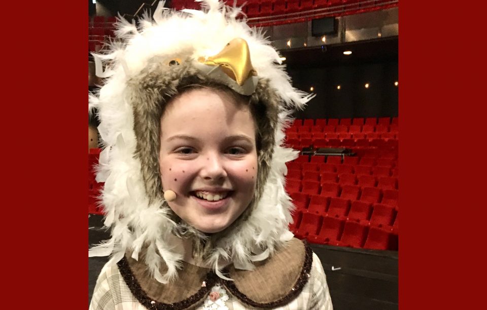 Boekelse Puk (11) op planken musical Alice in Wonderland