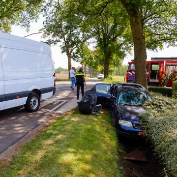 Auto in de sloot na botsing Venhorst