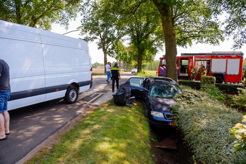 Auto in de sloot na botsing Venhorst