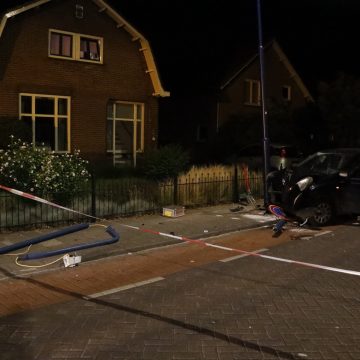 Verkeersongeval met ravage aan Bergstraat