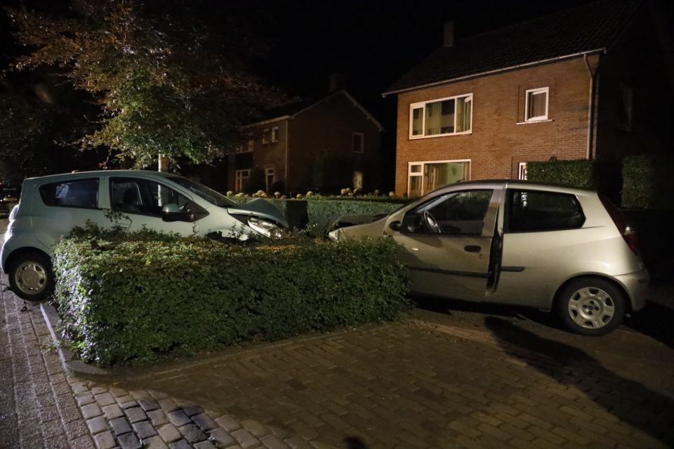 Personenauto botst op geparkeerde auto Arendstraat