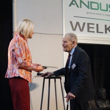 Oprichter Andusta Antoon van Duijnhoven ontvangt de Penning van Verdienste