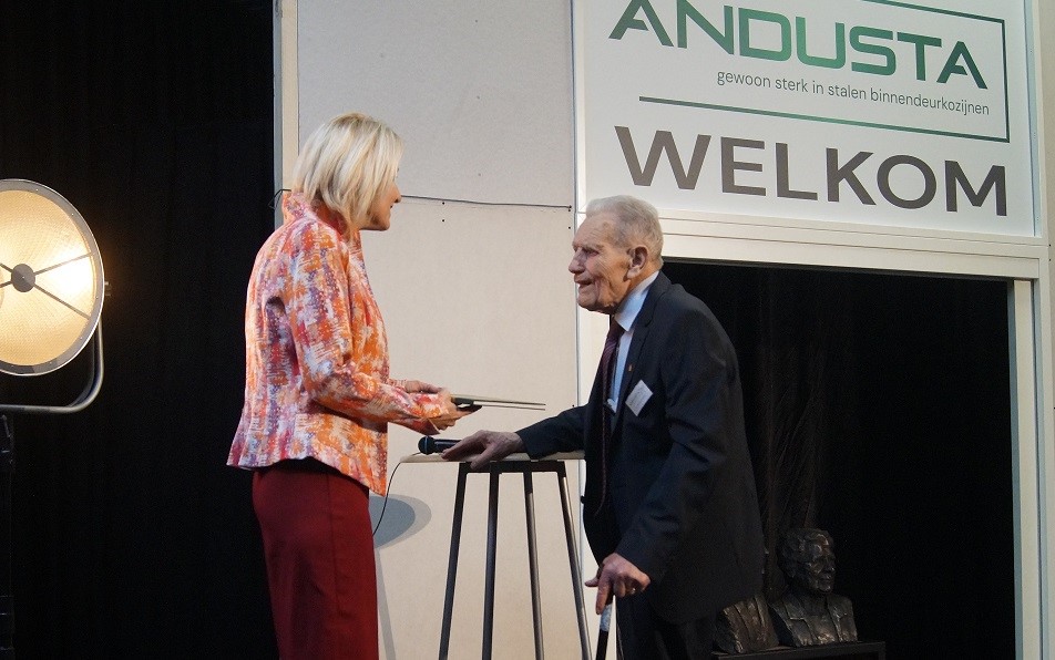 Oprichter Andusta Antoon van Duijnhoven ontvangt de Penning van Verdienste