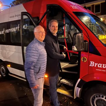 Buurtbusdienst tussen Boekel en Veghel officieel in gebruik genomen