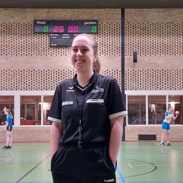 Tessa Spierings geslaagd voor haar scheidsrechterdiploma bij het NHV!