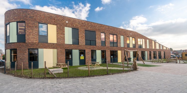 Scholen groeien uit hun jasje: gemeenteraad buigt zich over tijdelijke uitbreiding