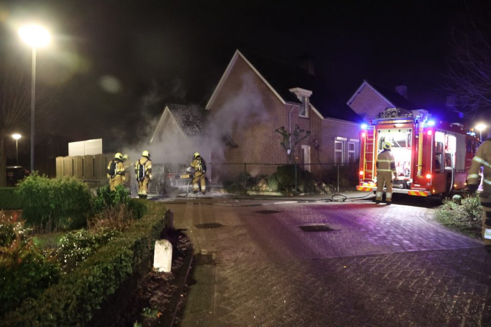 Twee auto’s beschadigd door autobrand